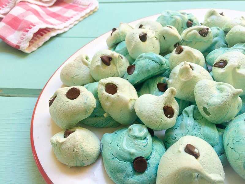 How to Make Perfect Robins Egg Meringues with Chocolate Chips